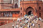 Die Menschen verlassen die Jama Masjid (Freitagsmoschee) nach den Freitagsgebeten, Old Delhi, Delhi, Indien, Asien