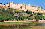 Elefanten nehmen Touristen zum Amber Fort in Jaipur, Rajasthan, Indien, Asien