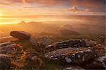 Lever du soleil sur une lande brumeux vu de Littaford Tor, Dartmoor, Devon, Angleterre, Royaume-Uni, Europe