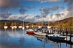 Yachts amarrés sur Windermere à Waterhead, Parc National de Lake District, Cumbria, Angleterre, Royaume-Uni, Europe