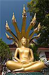 Assis Bouddha avec têtes de naga, Wat Mai complexes, Luang Prabang, Laos, Indochine, Asie du sud-est, Asie