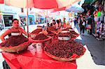 Anbieter verkaufen Chapulines (gebratene Heuschrecken), Oaxaca City, Oaxaca, Mexiko, Nordamerika