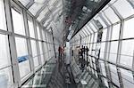 Le pont d'observation avec plancher de verre au 94e étage de la Shanghai World Financial Center (SWFC), Pudong, Shanghai, Chine, Asie