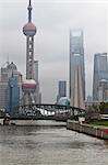 Suzhou Creek und die Waibaidu Brücke mit Blick auf Pudong Skyline, Shanghai, China, Asien