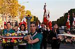 Musulmans français portant une flamme à l'Arc de Triomphe, Paris, France, Europe