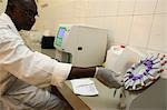Laboratoire au centre médical pour les patients séropositifs, Lomé, Togo, Afrique de l'Ouest, Afrique