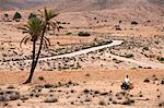 Junge auf einem Esel in eine ausgedörrte Landschaft, Gabes, Tunesien, Nordafrika, Afrika