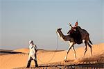 Kamel-Treiber in der Sahara, in der Nähe von Douz, Kebili, Tunesien, Nordafrika, Afrika