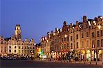 Architecture Baroque flamande de nuit sur la Petite Place (Place des héros), Arras, Nord-Pas de Calais, France, Europe