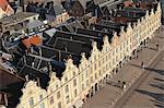 Sur les toits et les façades baroques flamands donnent sur la Petite Place (Place des héros), Arras, Nord-Pas de Calais, France, Europe