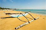 Bateau de pêche vieux style outrigger et post-2004 tsunami étranger donnés plus récents au-delà de Arugam Bay, Province orientale, Sri Lanka, Asie