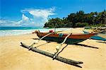 Bateau de pêche Outrigger à cette plage de retraite tranquille côte sud, Talalla, près de Matara, Province du Sud, Sri Lanka, Asie