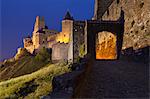 Abenddämmerung am Eingang zum La Cite in Carcassonne, UNESCO-Weltkulturerbe, Languedoc-Roussillon, Frankreich, Europa