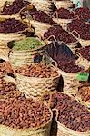 Épices et dates pour la vente sur le marché ou souk d'Assouan, en Égypte, en Afrique du Nord, Afrique