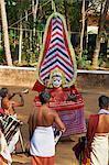 Darstellung des Hindu-Gottes Teyyam Zeremonie, in der Nähe von Kannur, Kerala, Indien, Asien