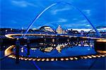 Gateshead Millennium Bridge, The Sage und am Fluss Tyne zwischen Newcastle und Gateshead, in der Abenddämmerung, Tyne and Wear, England, Vereinigtes Königreich, Europa