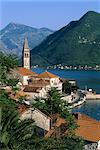 Blick über das Dorf mit dem Glockenturm der Kirche St. Nikola, Perast, der Boka Kotorska (Bucht von Kotor), UNESCO Weltkulturerbe, Montenegro, Europa