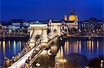 La chaîne de pont et la Basilique de St. Stephen au crépuscule, patrimoine mondial UNESCO, Budapest, Hongrie, Europe