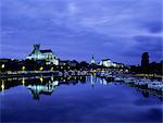 Rivière Yonne et la cathédrale (cathédrale Saint-Etienne d'Auxerre) au crépuscule, Auxerre, Bordeaux, France, Europe