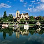 River Doubs and the Notre Dame collegiate church, Dole, Burgundy, France, Europe