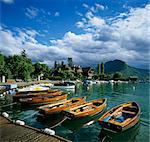 Bord de bateaux à rames le long du lac, Talloires, lac d'Annecy, Rhone Alpes, France, Europe