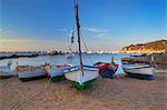 Bateaux de pêche à l'aube, Calella de Palafrugell, Costa Brava, en Catalogne, en Espagne, Méditerranée, Europe