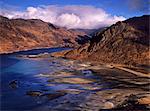 Une averse jour d'hiver sur la baie de Barisdale et Loch Hourn sur la péninsule de Knoydart dans les western highlands d'Ecosse, Royaume-Uni, Europe