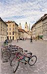 Fahrräder geparkt am Robba-Brunnen mit der Kathedrale St. Nikolaus in den Hintergrund, Ljubljana, Slowenien, Europa