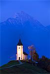 Die beleuchtete Kirche St. Primoz in der Abenddämmerung in der Nähe von â, Gorenjska, Slowenien, Europa