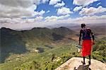 Samburu homme regarde vers le bas sur la vallée de Rongai Ewaso du Mont Nyiru, frontière nord, Kenya, Afrique de l'est, Afrique