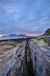 Coucher du soleil sur l'île de Eigg, avec du rhum dans la distance, Hébrides intérieures en Écosse, Royaume-Uni, Europe