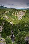 Le village de Skocjan, assis au-dessus des célèbres grottes de Skocjanske jame, patrimoine mondial UNESCO, Goriška, Slovénie, Europe