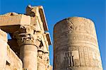 Peint le pilier et le Pronaos au Temple de Sobek et Haroeris, Kom Ombo, Egypte, Afrique du Nord, Afrique