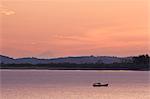 Bateau de pêche au coucher du soleil, Isla Boca Brava, Panama, Amérique centrale