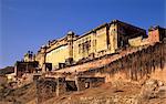 Jahrhundert Festung Amber komplexe Toren in Jaipur, Rajasthan, Indien, Asien