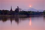 Wat Sa Si in der Abenddämmerung Sukhothai Historical Park, UNESCO Weltkulturerbe, Provinz Sukhothai, Thailand, Südostasien, Asien