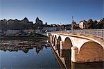 À travers la rivière Creuse dans la ville de Le Blanc, Indre, vallée de la Loire, France, Europe