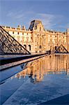 Die Pyramide am Louvre-Museum, Paris, Frankreich, Europa