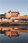 Das Schloss Amboise, UNESCO-Weltkulturerbe, reflektiert in den Gewässern des Flusses Loire, Amboise, Indre-et-Loire, Loire-Tal, Centre, Frankreich, Europa