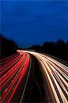 De l'autoroute M6 à la tombée de la nuit près de Junction 13, Staffordshire, Angleterre, Royaume-Uni, Europe