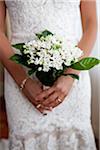 Gros plan du tenant le Bouquet de la mariée