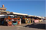 Chariots à la place du marché place Djemaa El Fna, Marrakech, Maroc