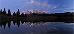 Wildensee avec Karwendel à la tombée de la nuit, Mittenwald, Garmisch-Partenkirchen, Haute Bavière, Bavière, Allemagne