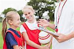 Trainer im Gespräch mit Kindern Fußball-Team