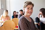 Étudiant plus âgé souriant dans la salle de classe