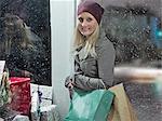 Femme portant des sacs à provisions dans la neige
