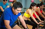 Menschen mit spin Maschinen im Fitness-Studio