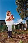 Jeune fille tenant un poulet