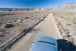 Voiture sur la route du désert dans Death Valley National Park, Californie, USA