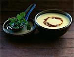 Fügen Sie Mais-Suppe mit Zitronella, Ingwer und Bohnen und Chili-Pfeffer-Creme